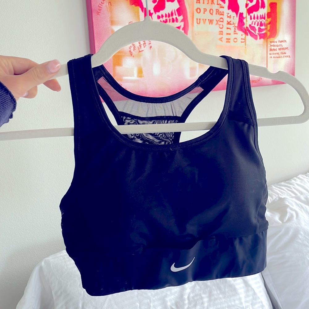 Black Nike running sports bra w/ pockets for phone and keys | Size small